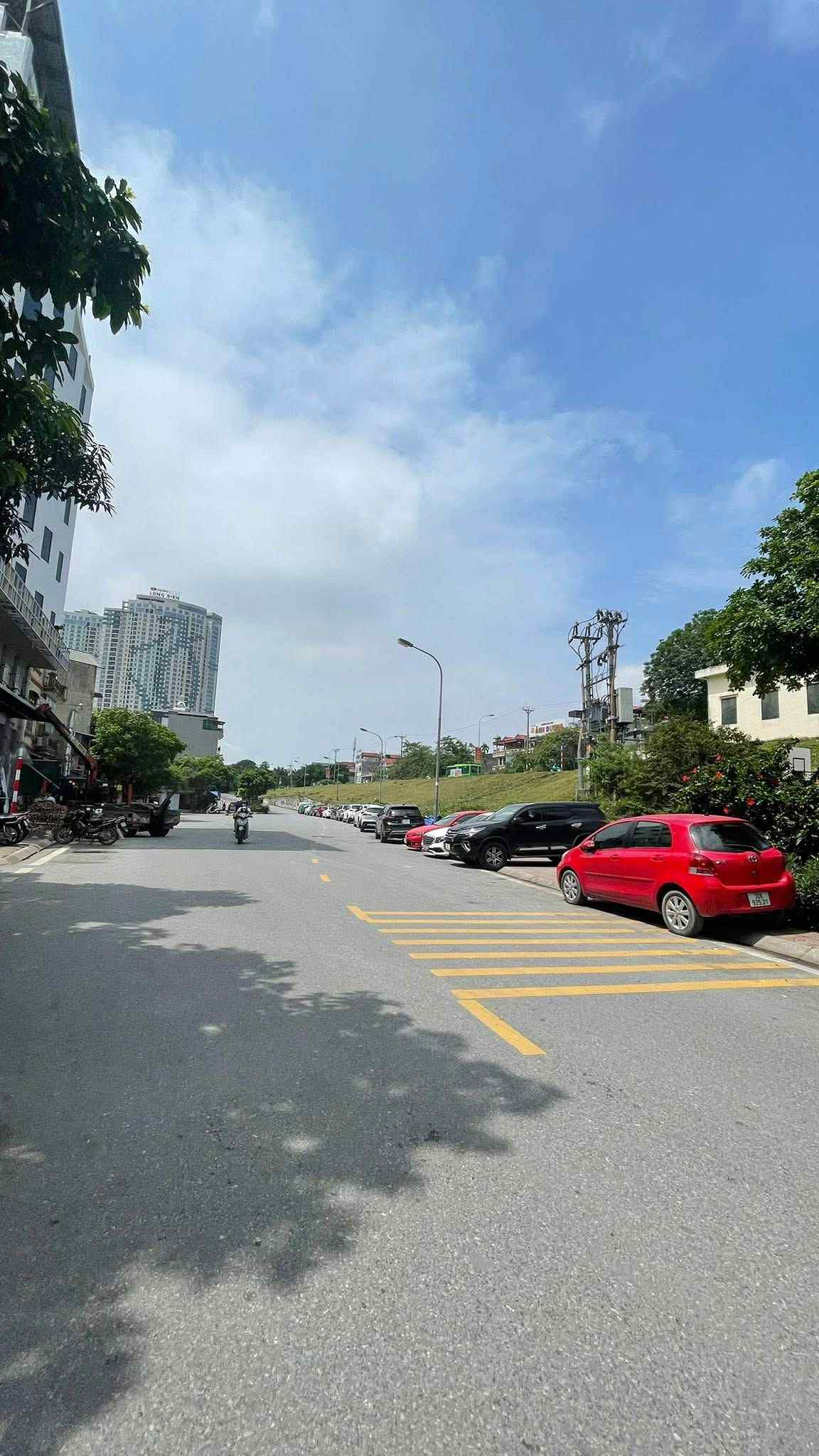 bán toà nhà văn phòng mặt phố Ngọc Thuỵ 240m x 8tầng, mặt tiền 9m, thông sàn kinh doanh