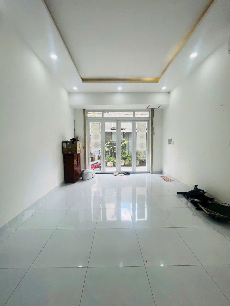 Cho thuê Nhà  đường Quốc Lộ 13, sát bên Vạn Phúc HXH 2lầu, 4PN,Diện tích 200m², Giá 14 Triệu/tháng 4