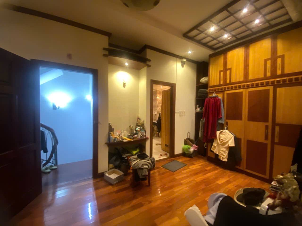 CÁCH 1 NHÀ RA PHỐ NGUYỄN THÁI HỌC BA ĐÌNH-MẶT NGÕ Ô TÔ-113M 4T-TIỆN ÍCH NGẬP TRÀN 4