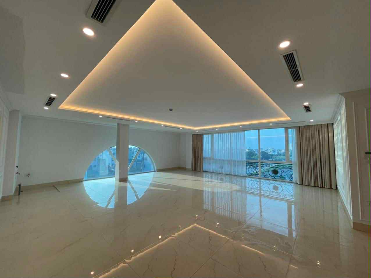 bán toà nhà văn phòng mặt phố Ngọc Thuỵ 240m x 8tầng, mặt tiền 9m, thông sàn kinh doanh 5