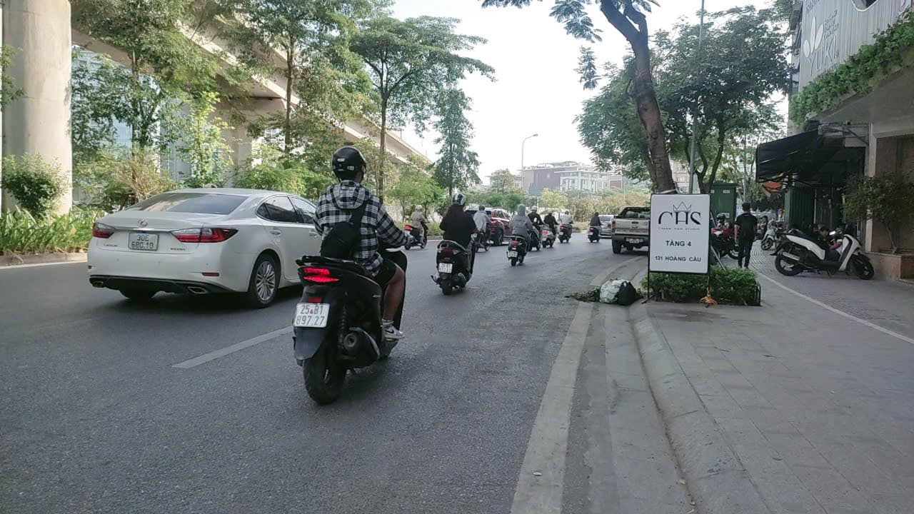 Bán nhà mặt phố Hoàng Cầu 88m² 4 tầng mặt tiền 4,2m vỉa hè rộng đang cho thuê chỉ 55 tỷ 4