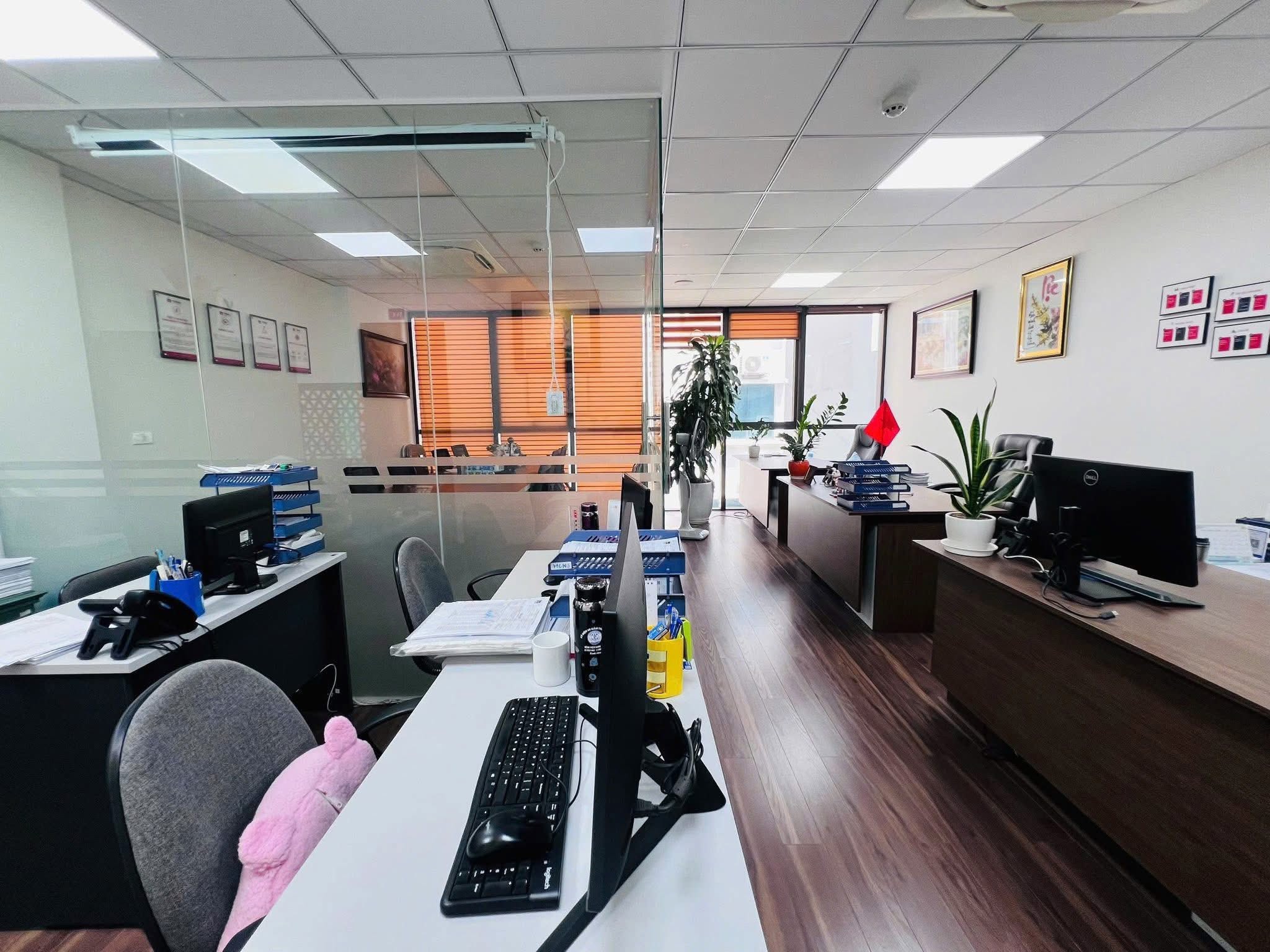 Bán tòa nhà phố Dịch Vọng Hậu, gần Quận Ủy Cầu Giấy DT100m2 6 tầng, có hầm, vỉa hè KD, 58,7 tỷ 2