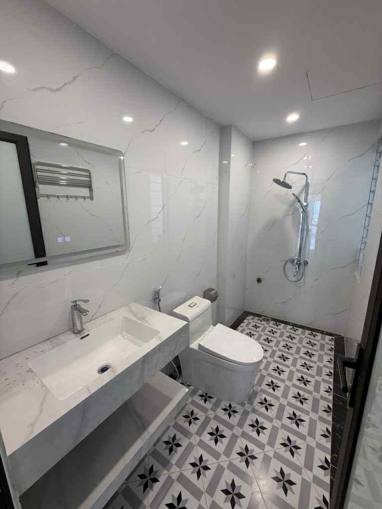 bán nhà Hoa Lâm-Việt Hưng, 83m x 5 tầng, thang máy, gara, nở hậu, 6 ngủ khép kín, dòng tiền 5