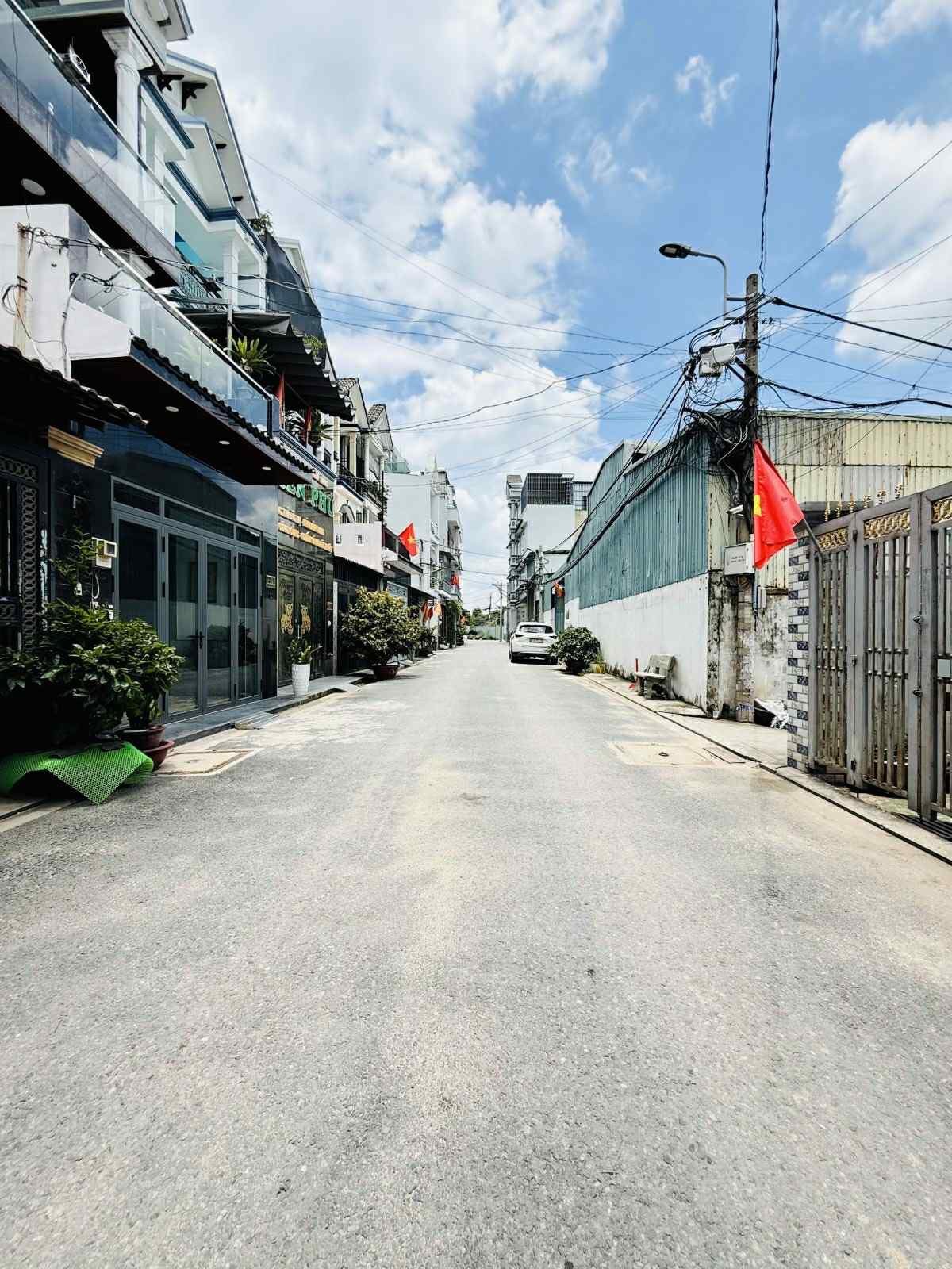 NHÀ 2 TẦNG 80M2 NGANG HƠN 5 MÉT Ô TÔ CÁCH 10M GẦN LÊ THỊ RIÊNG QUẬN 12 - GIÁP GÒ VẤP. CHỈ 3,37 TỶ 5