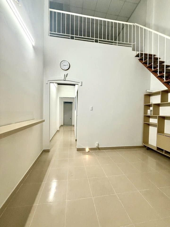 NHÀ TRỆT LỬNG 50M2. HẺM XE HƠI MỘT TRỤC THẲNG. GẦN NGÃ TƯ BÙI CÔNG TRỪNG GIAO ĐẶNG THÚC VỊNH. ĐÔNG 3