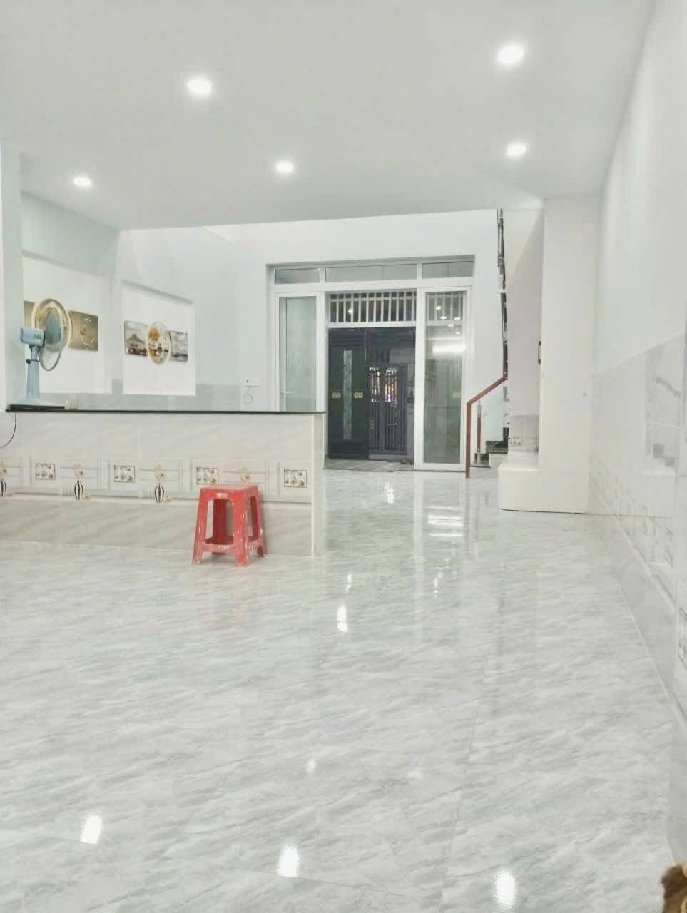 NHÀ 2 TẦNG MỚI ĐẸP LUNG LINH 97M2 GẦN CHỢ GẤU, HẺM XE HƠI MỘT TRỤC BÙI CÔNG TRỪNG ĐÔNG THẠNH. HÓC 2