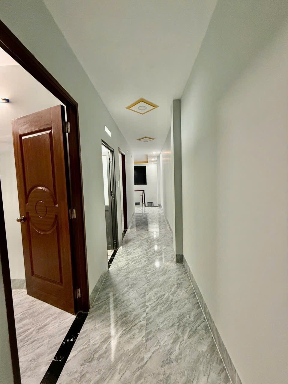 NHÀ 2 TẦNG MỚI ĐẸP LUNG LINH 97M2 GẦN CHỢ GẤU, HẺM XE HƠI MỘT TRỤC BÙI CÔNG TRỪNG ĐÔNG THẠNH. HÓC 4