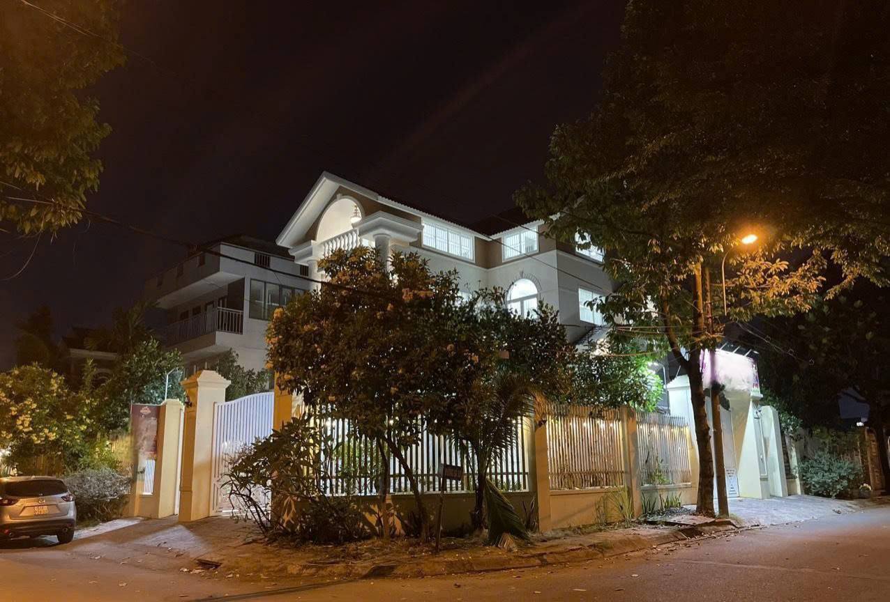 Cho thuê Biệt thự sân ườn góc 2 mặt tiền Sông Đà, Diện tích 500m²,tret 3 lau,7PN, Giá 42 Tr 5