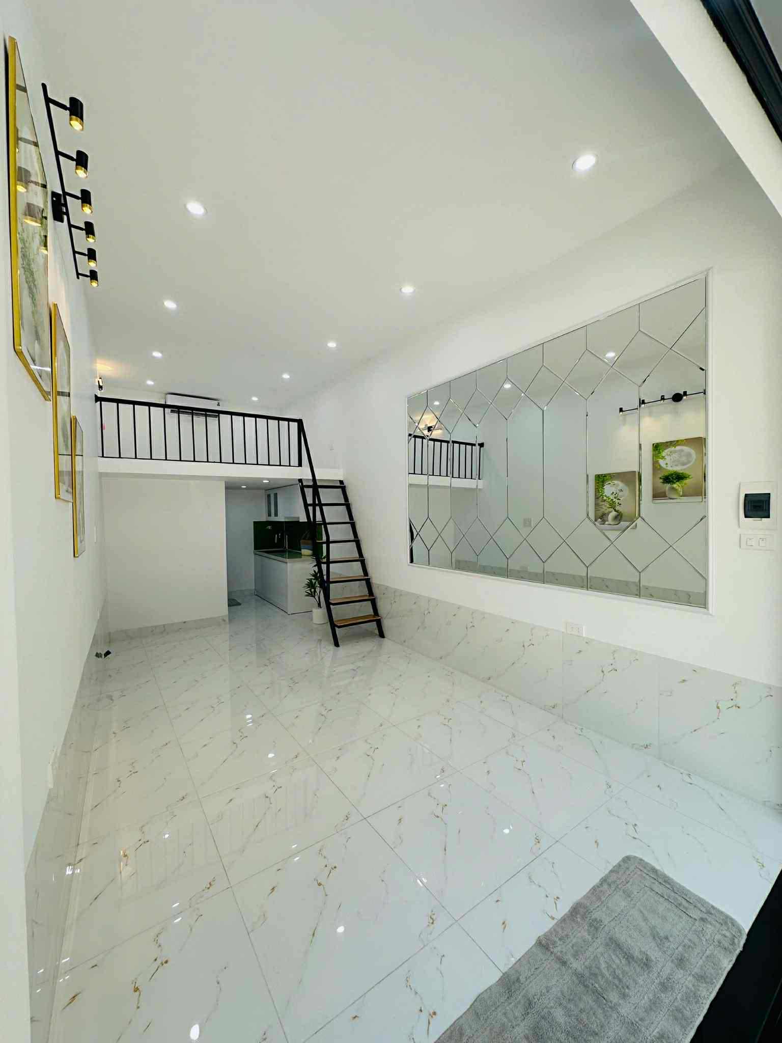 Mặt phố Nguyễn Quý Đức kinh doanh mọi sản phẩm. 3