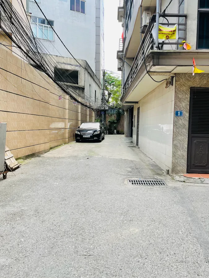 Bán nhà riêng Nguyễn Văn Cừ 32 m2 X 3 tầng, mặt tiền 3.69m X 6.3 Tỷ Long Biên.