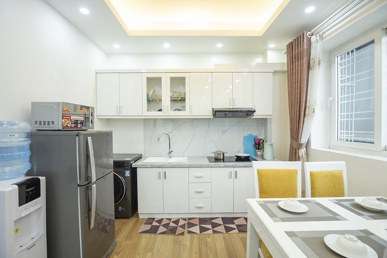 Cho thuê căn hộ 2PN rộng 90m2 tại Đào Tấn, Ba Đình, đầy đủ nội thất đẹp, hiện đại