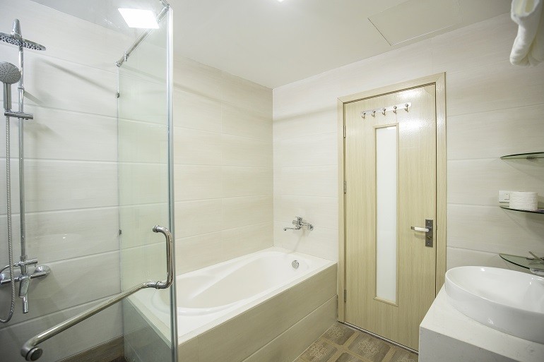 Cho thuê căn hộ 1PN rộng 65m2 tại Linh Lang, Ba Đình, đầy đủ nội thất đẹp, hiện đại, có ban công