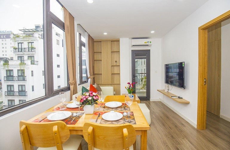 Cho thuê căn hộ 2PN rộng 75m2 tại Linh Lang, Ba Đình, đầy đủ nội thất đẹp, hiện đại, có ban công