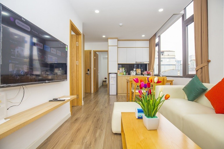 Cho thuê căn hộ 2PN rộng 75m2 tại Linh Lang, Ba Đình, đầy đủ nội thất đẹp, hiện đại, có ban công 2
