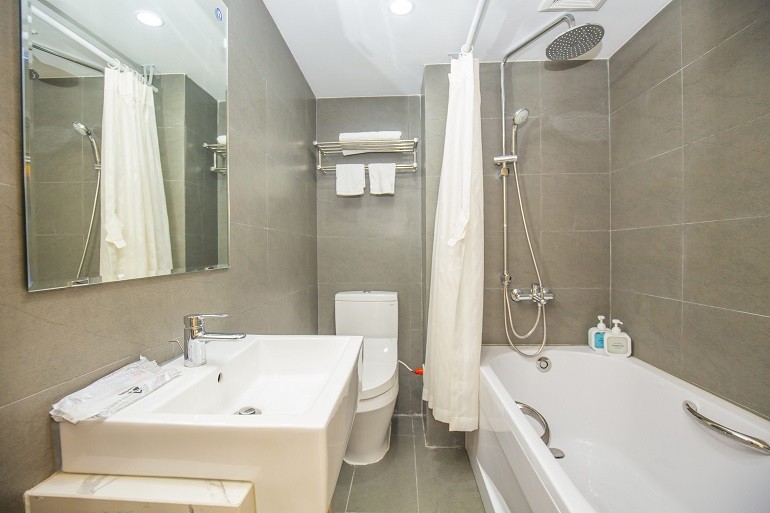 Cho thuê căn hộ 2PN rộng 75m2 tại Linh Lang, Ba Đình, đầy đủ nội thất đẹp, hiện đại, có ban công 5