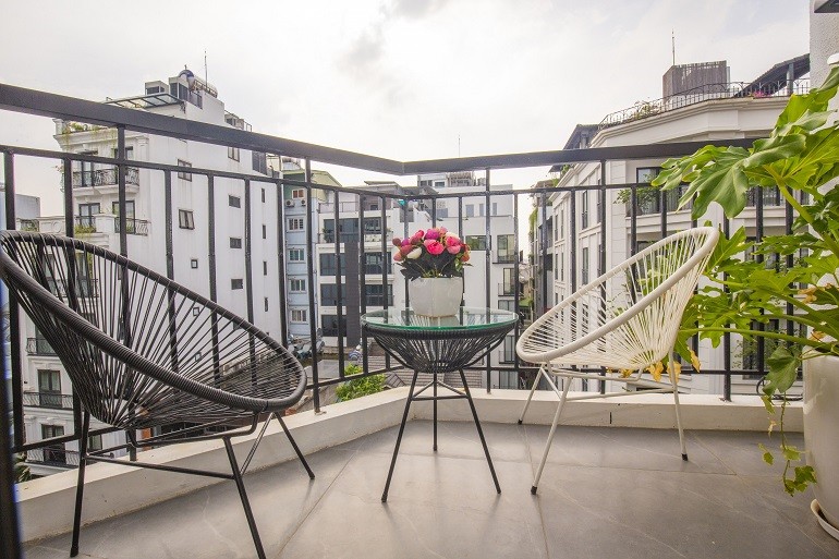Cho thuê căn hộ 2PN rộng 75m2 tại Linh Lang, Ba Đình, đầy đủ nội thất đẹp, hiện đại, có ban công 8