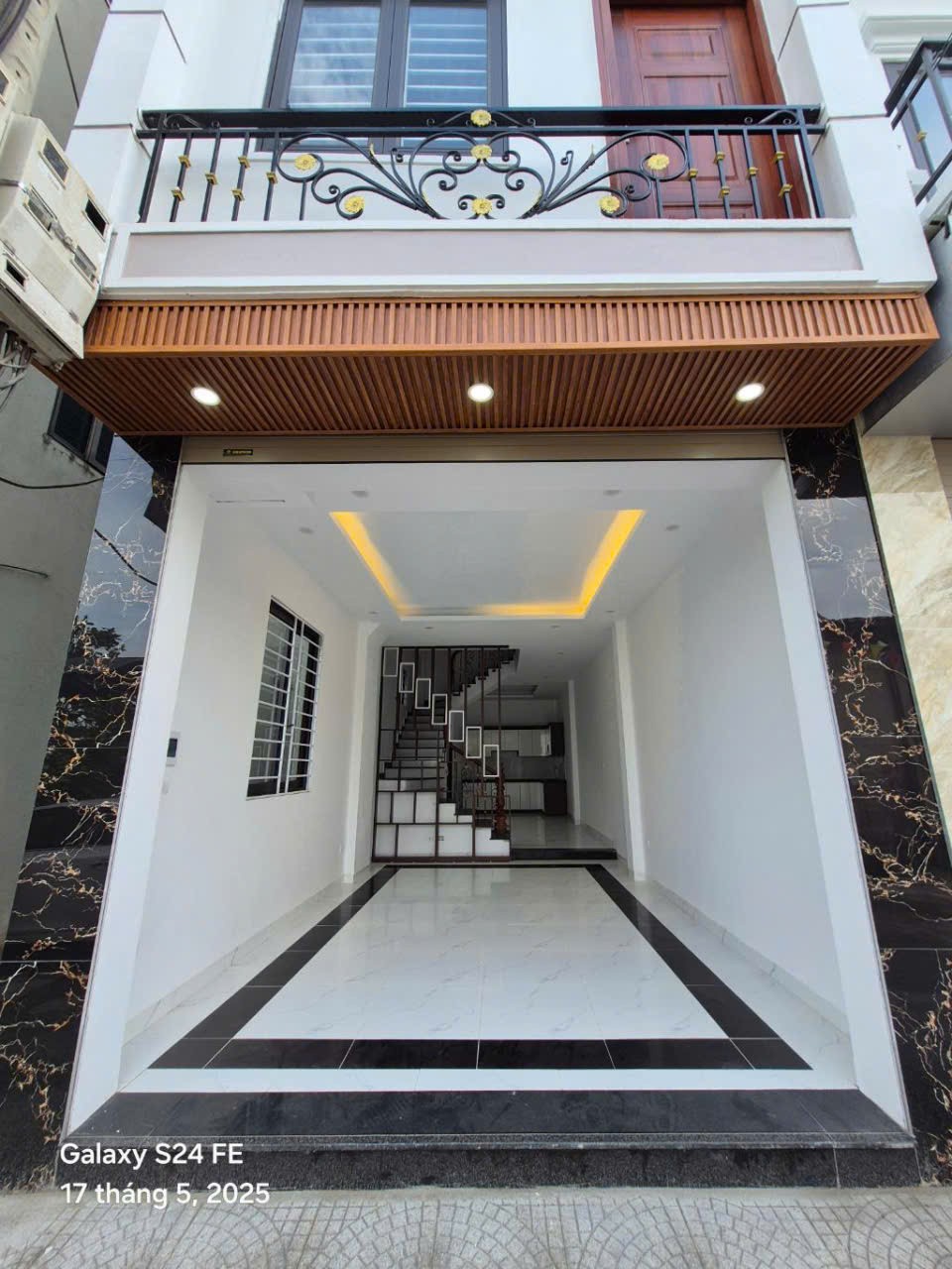 NHÀ ĐẸP, VỊ TRÍ ĐẸP, Ô TÔ ĐỖ CỬA, NGAY HỒ ĐIỀU HOÀ, GIAO THÔNG THUẬN TIỆN, NGẬP TRÀN TIỆN ÍCH, GIÁ 3