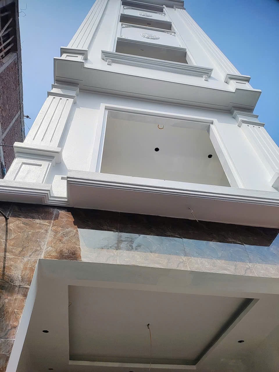 NHÀ ĐẸP, MỚI KÍNH KOONG, Ô TÔ ĐỖ CỬA,-GIÁ CHỐT QUANH 4 TỶ NGAY HỒ ĐIỀU HOÀ, GIAO THÔNG THUẬN TIỆN,