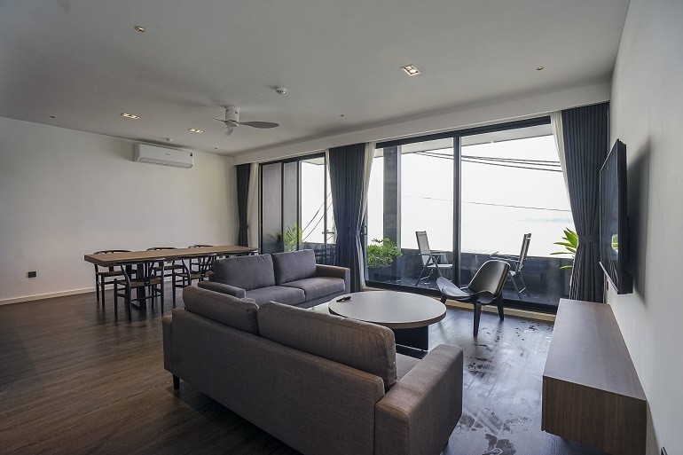 Cho thuê căn hộ rộng 169m2, 3PN tại Quảng Khánh, Tây Hồ, có ban công, view hồ, đủ đồ hiện đại