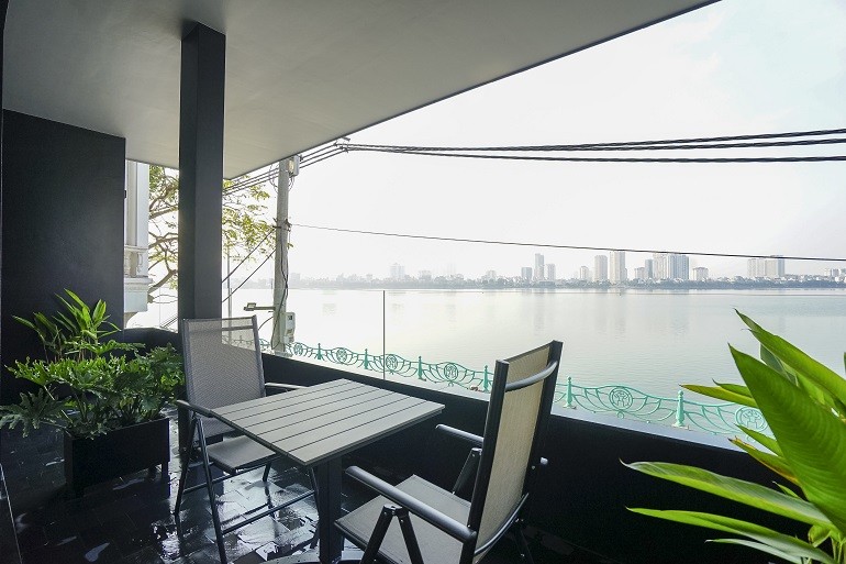 Cho thuê căn hộ rộng 169m2, 3PN tại Quảng Khánh, Tây Hồ, có ban công, view hồ, đủ đồ hiện đại 3