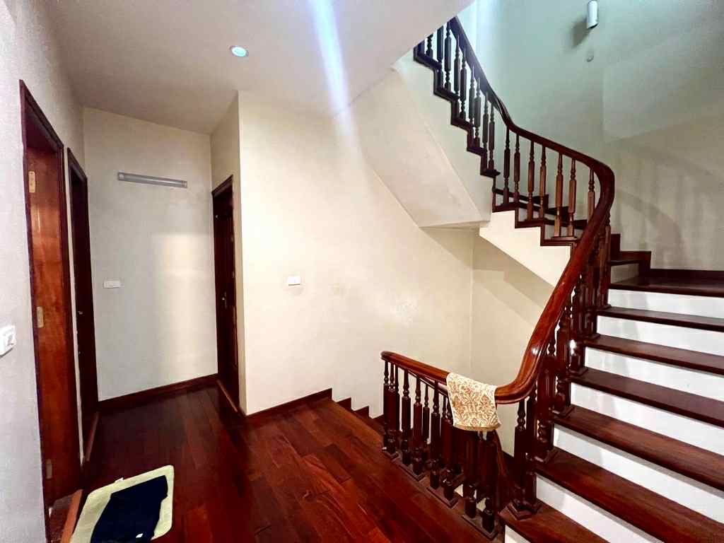 bán nhà Cổ Linh, 140m, mặt tiền 6.2m, nở hậu, đường rộng 10m, 3 ôtô tránh nhau 4