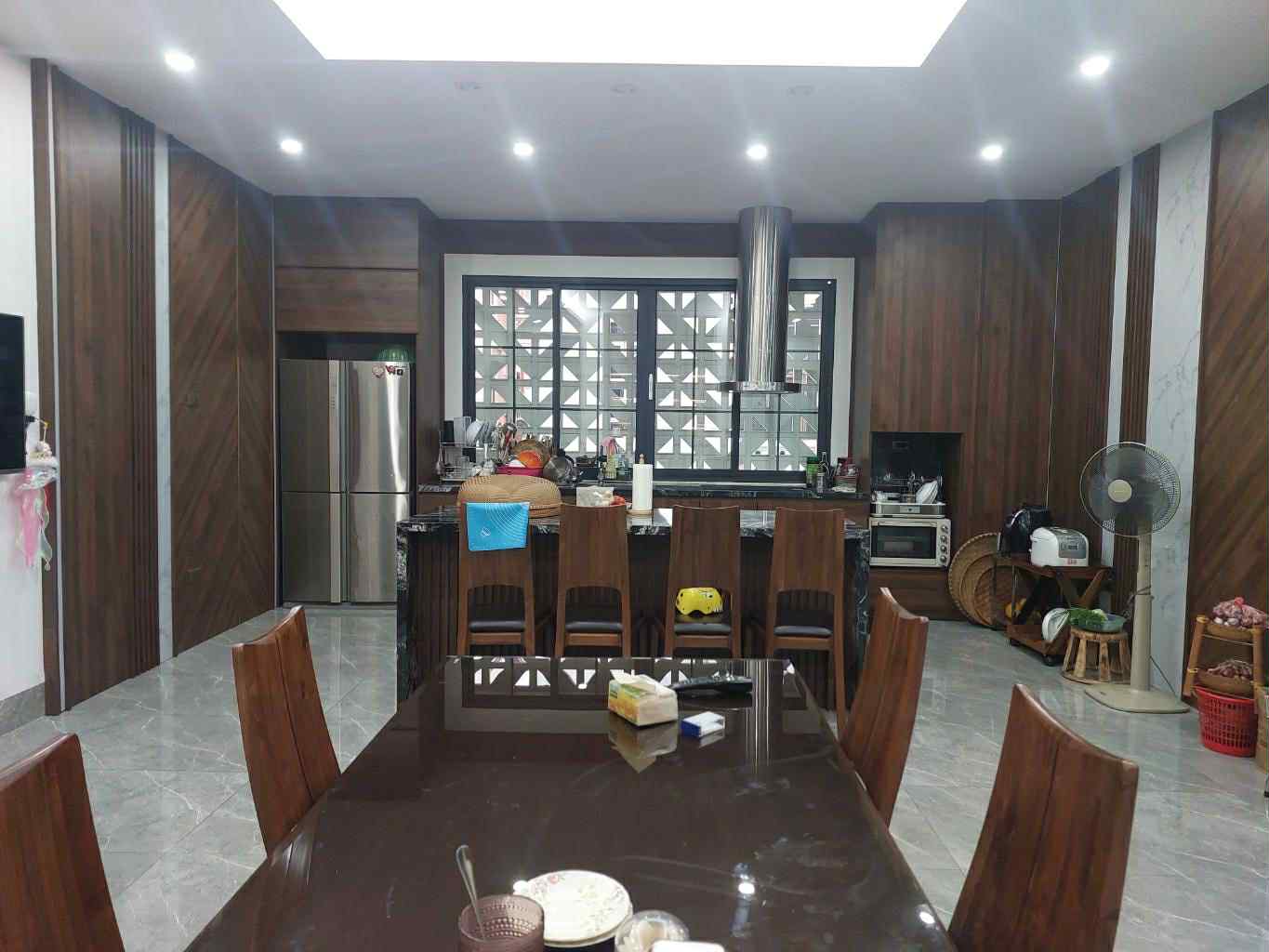bán nhà Nguyễn Văn Cừ, 118m x 5 tầng, mặt tiền 5.5m, thang máy, gara, kinh doanh 4