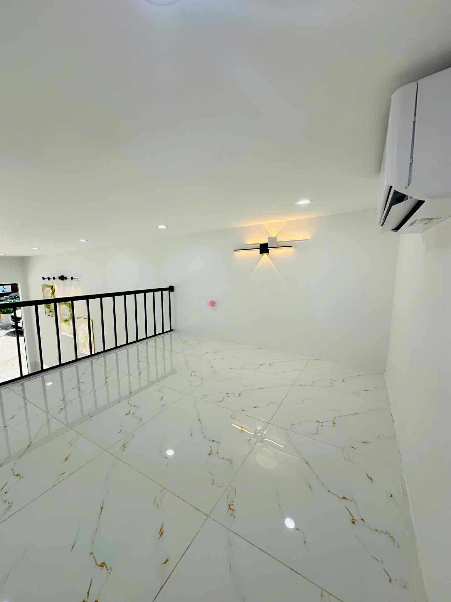 Mặt phố Nguyễn Quý Đức kinh doanh mọi sản phẩm. 4