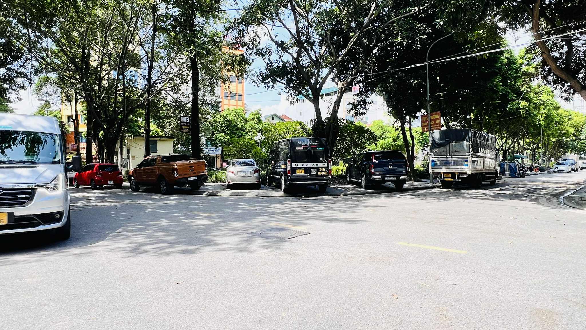 bán nhà lô góc Cổ Linh- tái định cư phố Trạm, 100m, mặt tiền 14m, vỉa hè, 3 ôtô tránh nhau 2