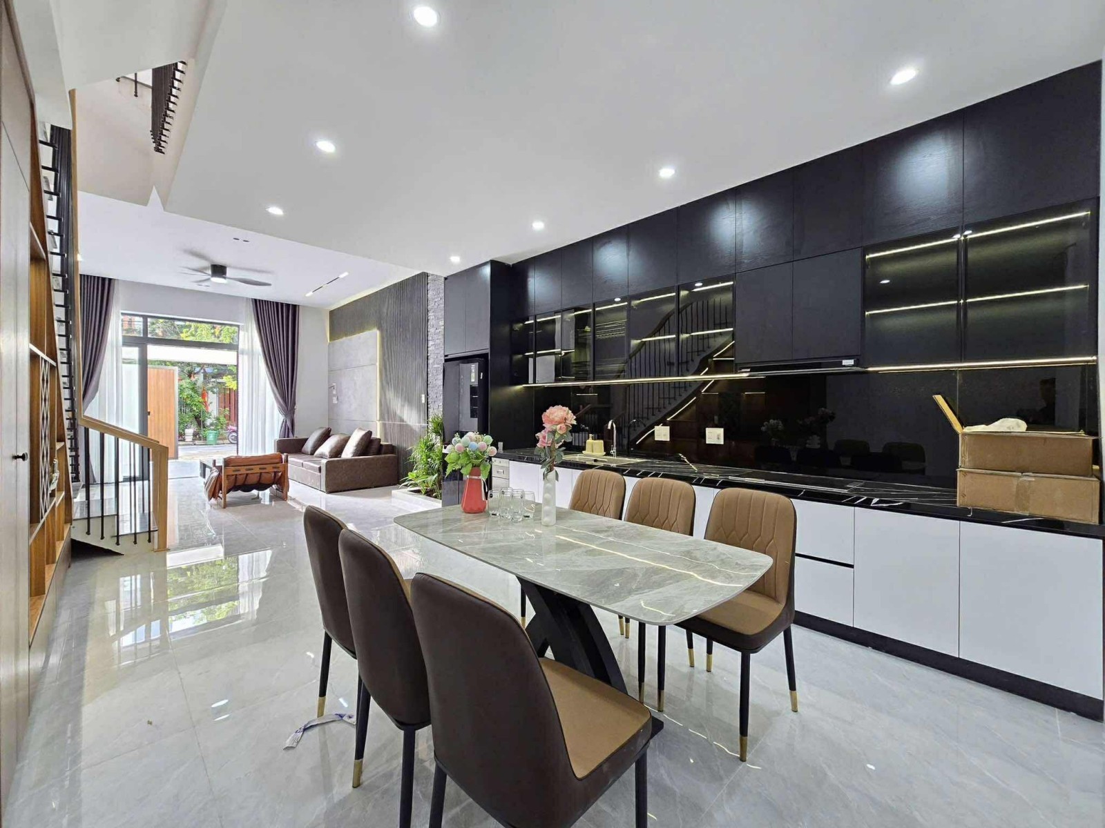 Nhà 3 Tầng Hiện Đại Hòa Xuân – Full Nội Thất Cao Cấp, Giá 8.1 Tỷ 2