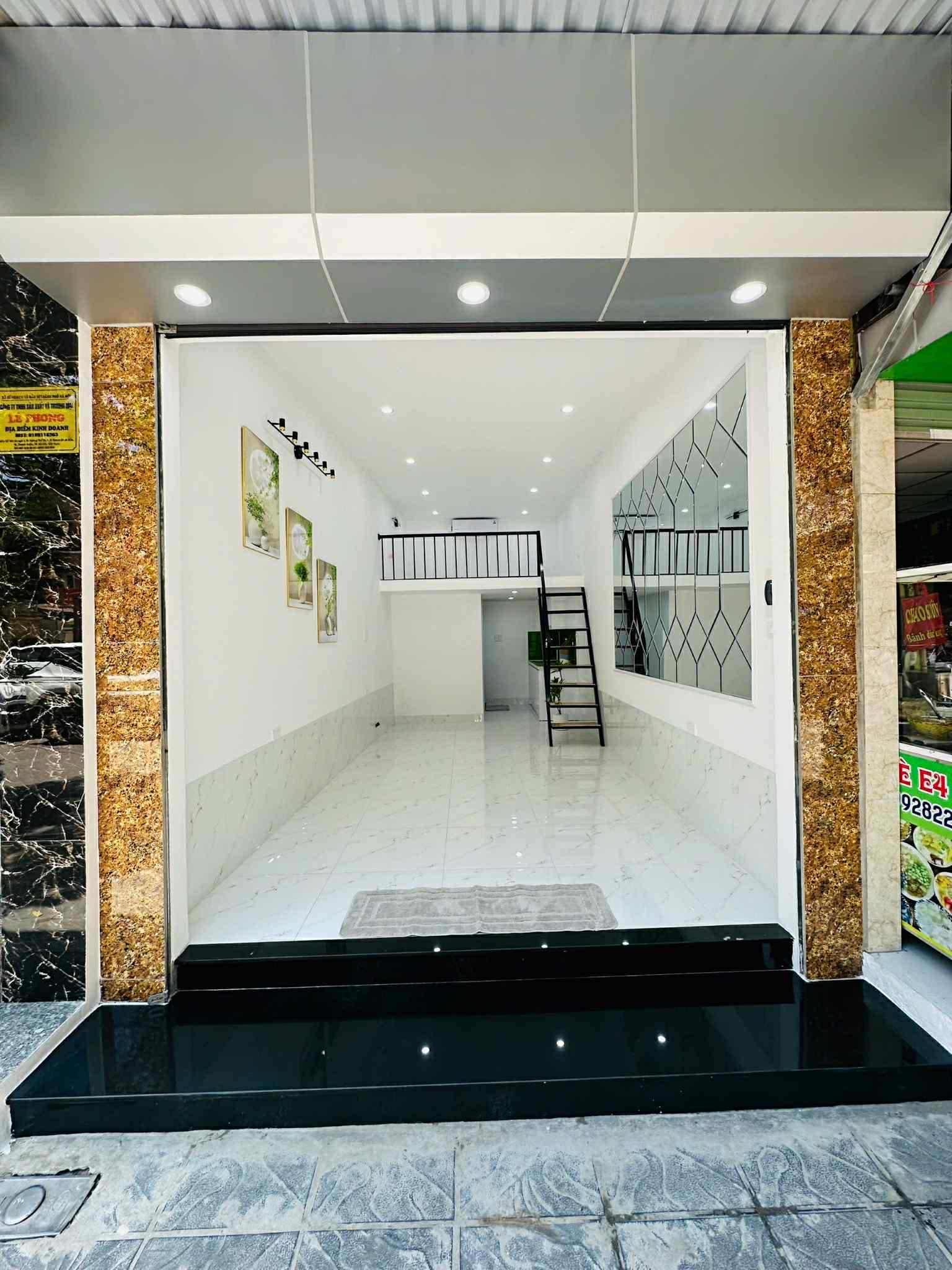 Mặt phố Nguyễn Quý Đức kinh doanh mọi sản phẩm. 2