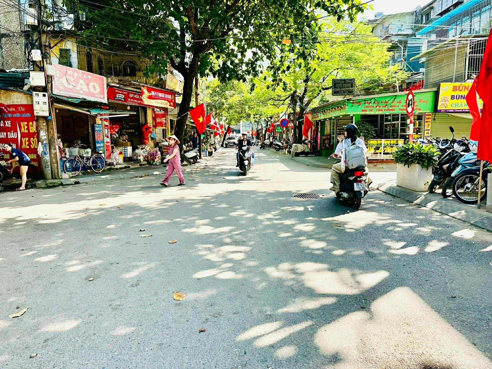 Mặt phố Nguyễn Quý Đức kinh doanh mọi sản phẩm.