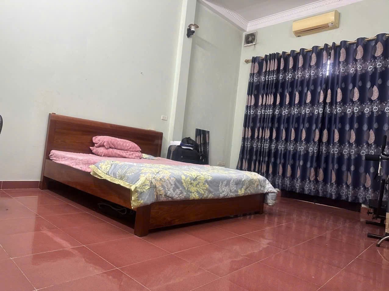 Cho thuê nhà riêng Đê La Thành, Đống Đa 50m x 3T, 3PN3WC giá 13tr, ở nhóm thoải mái 2