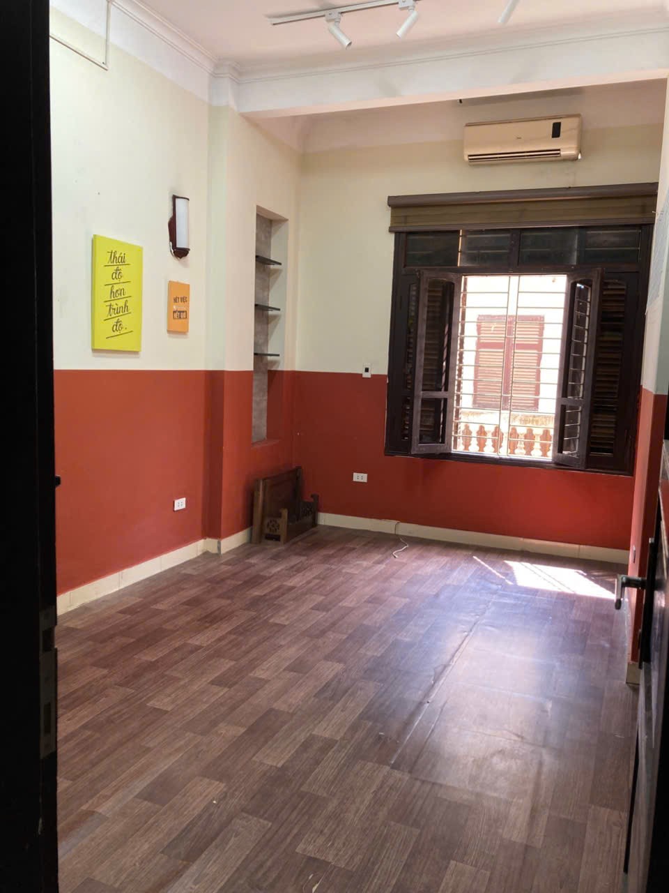 Cho thuê nhà riêng ngõ 565 Nguyễn Trãi - Thanh Xuân 45m x 4T, 5P GIÁ 13.5TR, lô góc, ô tô
