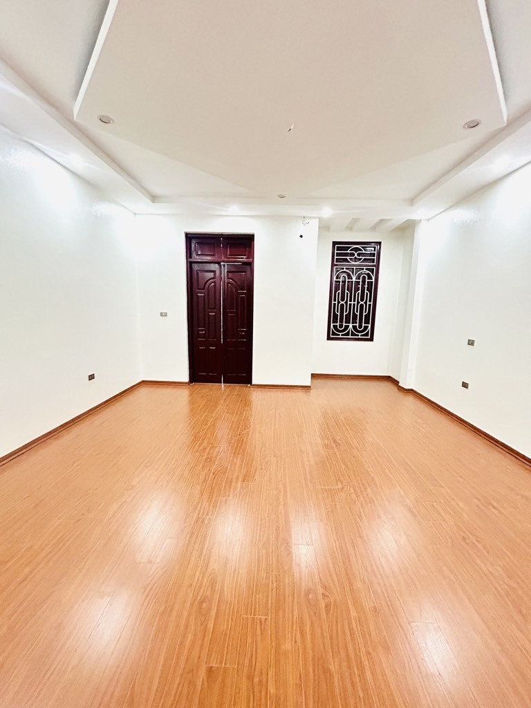 Cần bán Nhà mặt tiền đường Tam Trinh, Phường Yên Sở, Diện tích 70m², Giá 24.2 Tỷ 5