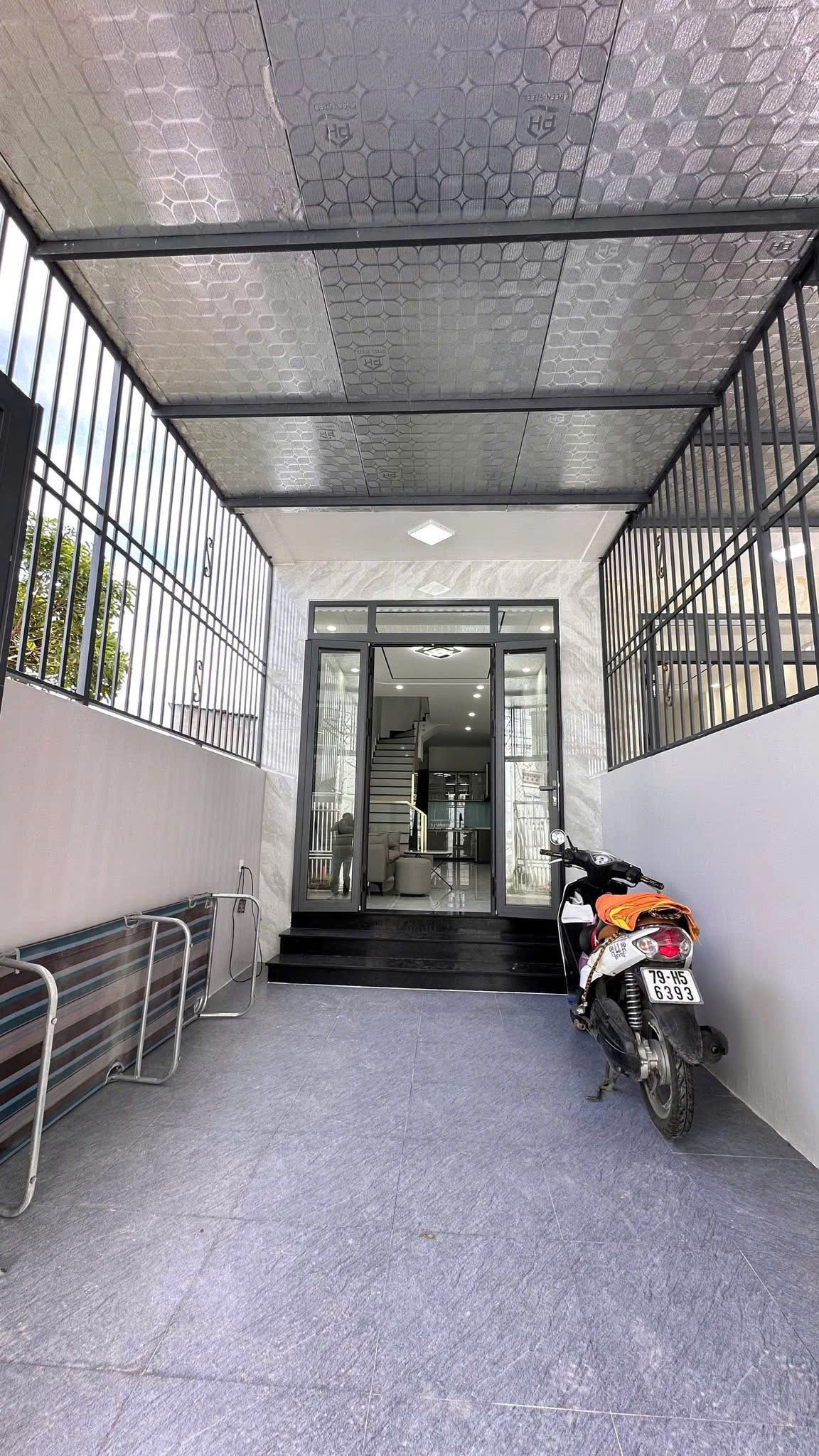 Cần bán: Nhà 3 tầng mới 100%, 4PN, sổ hồng hoàn công — Hẻm 24 Lương Định Của.cách biển 3.5km 4