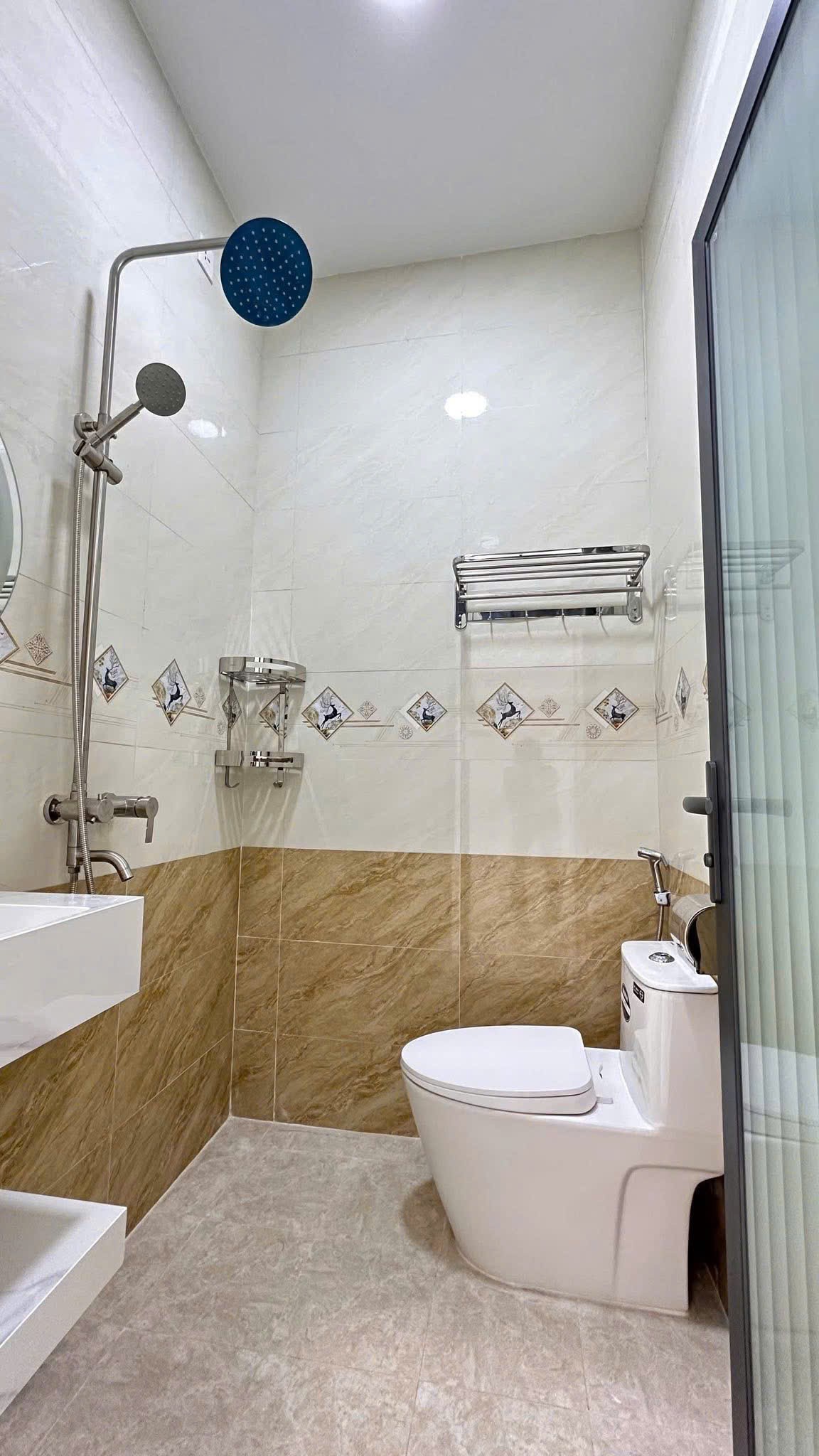 Cần bán: Nhà 3 tầng mới 100%, 4PN, sổ hồng hoàn công — Hẻm 24 Lương Định Của.cách biển 3.5km 5