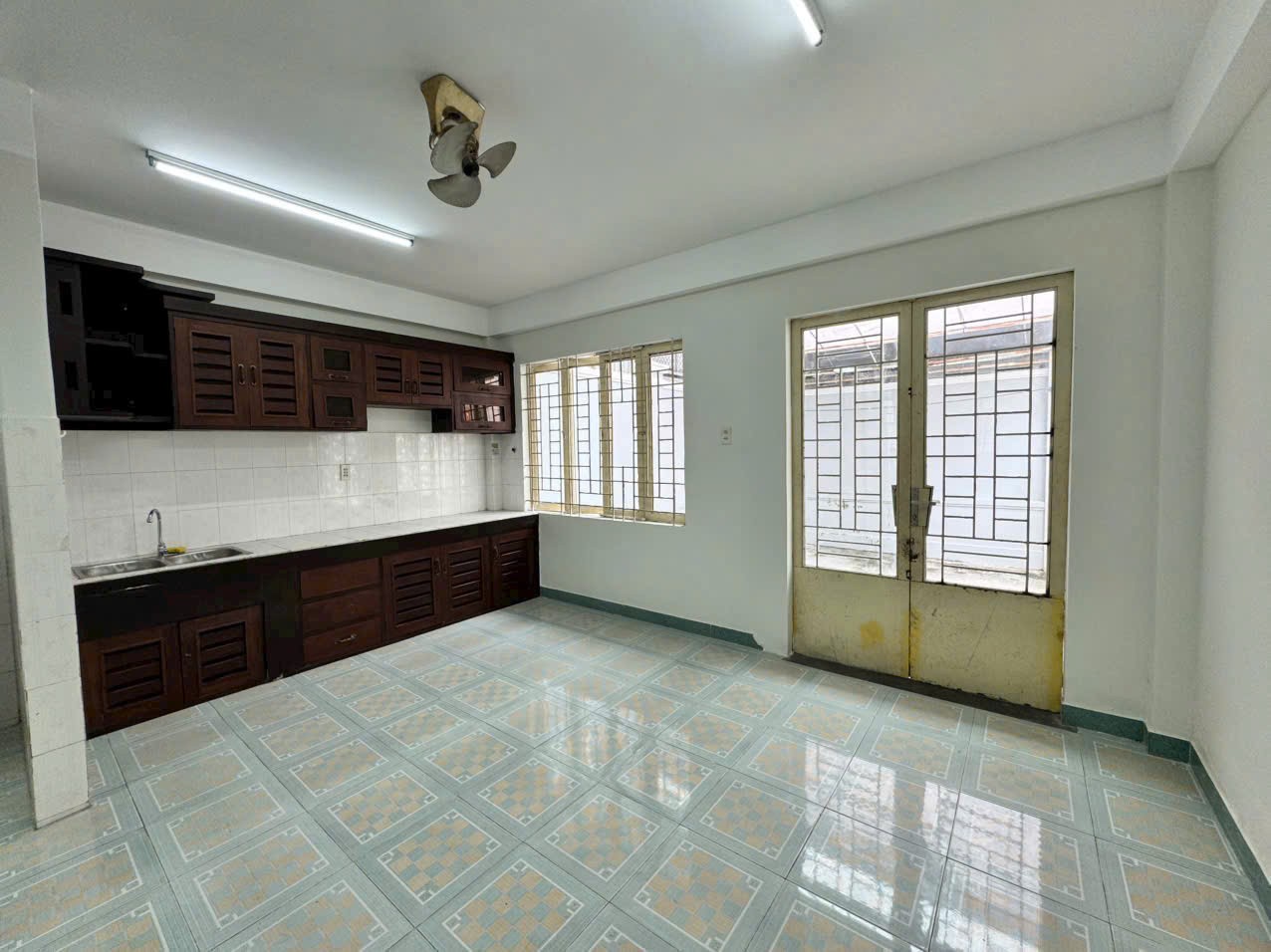 Nhà 2 tầng 2 MT cách đường Điện Biên Phủ chỉ 1 căn nhà: 4
