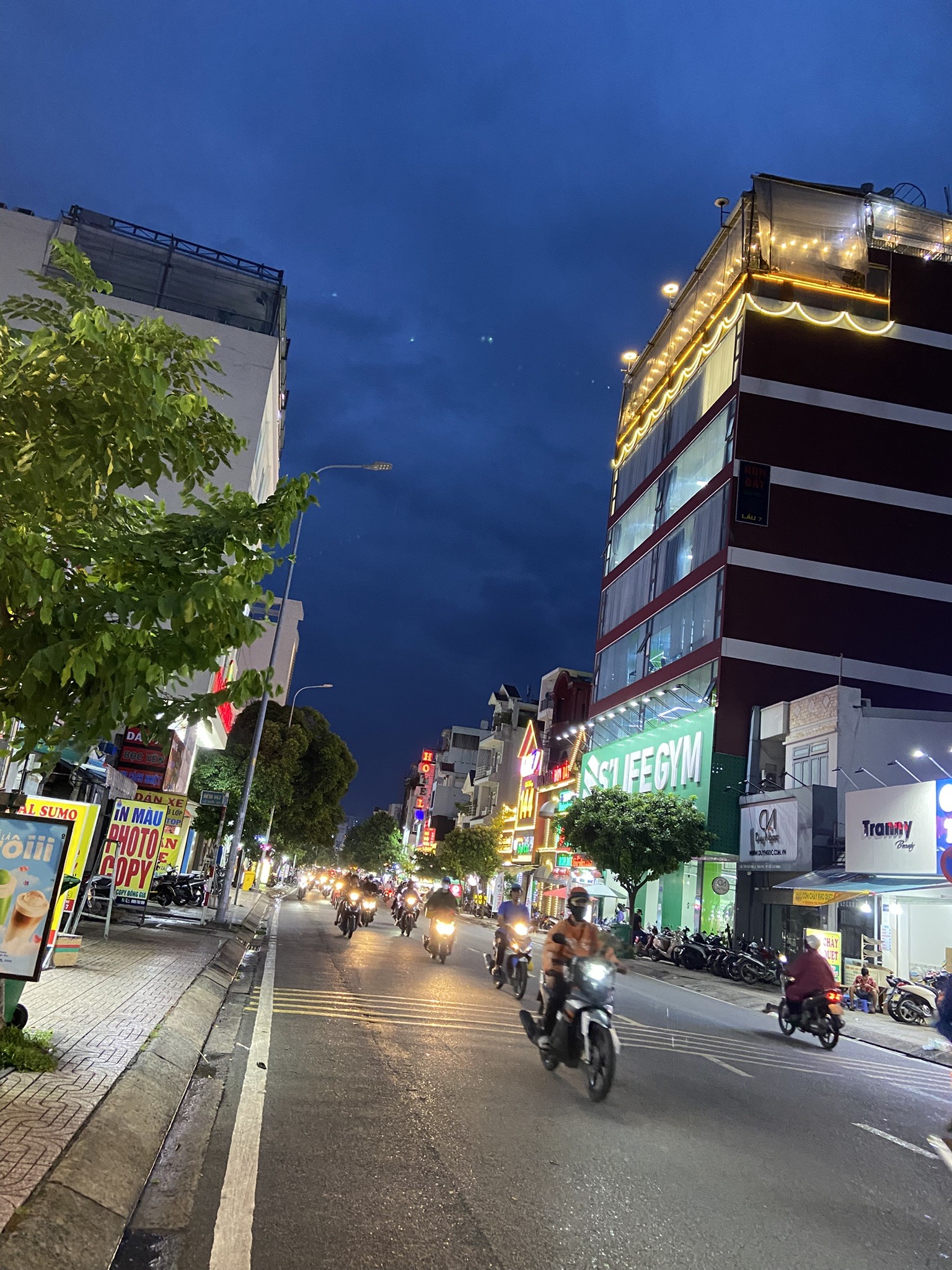 Bán Nhà Mặt Tiền Đường Tân Sơn Nhì Quận Tân Phú.DT:4,2 x 23m.Giá 22 Tỷ 2
