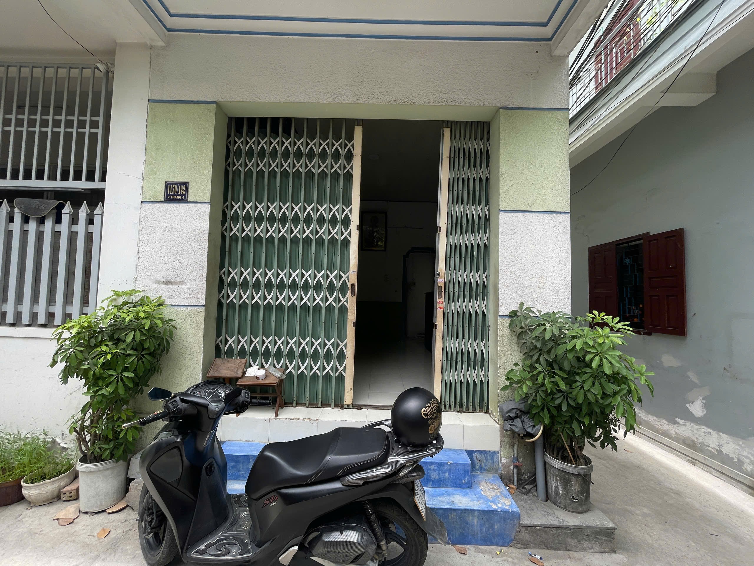 nhà 1 trệt , 1 lầu góc 2 mặt tiền gân chợ , trường , bệnh viện . cách biển 1km . diện tích 28 m2