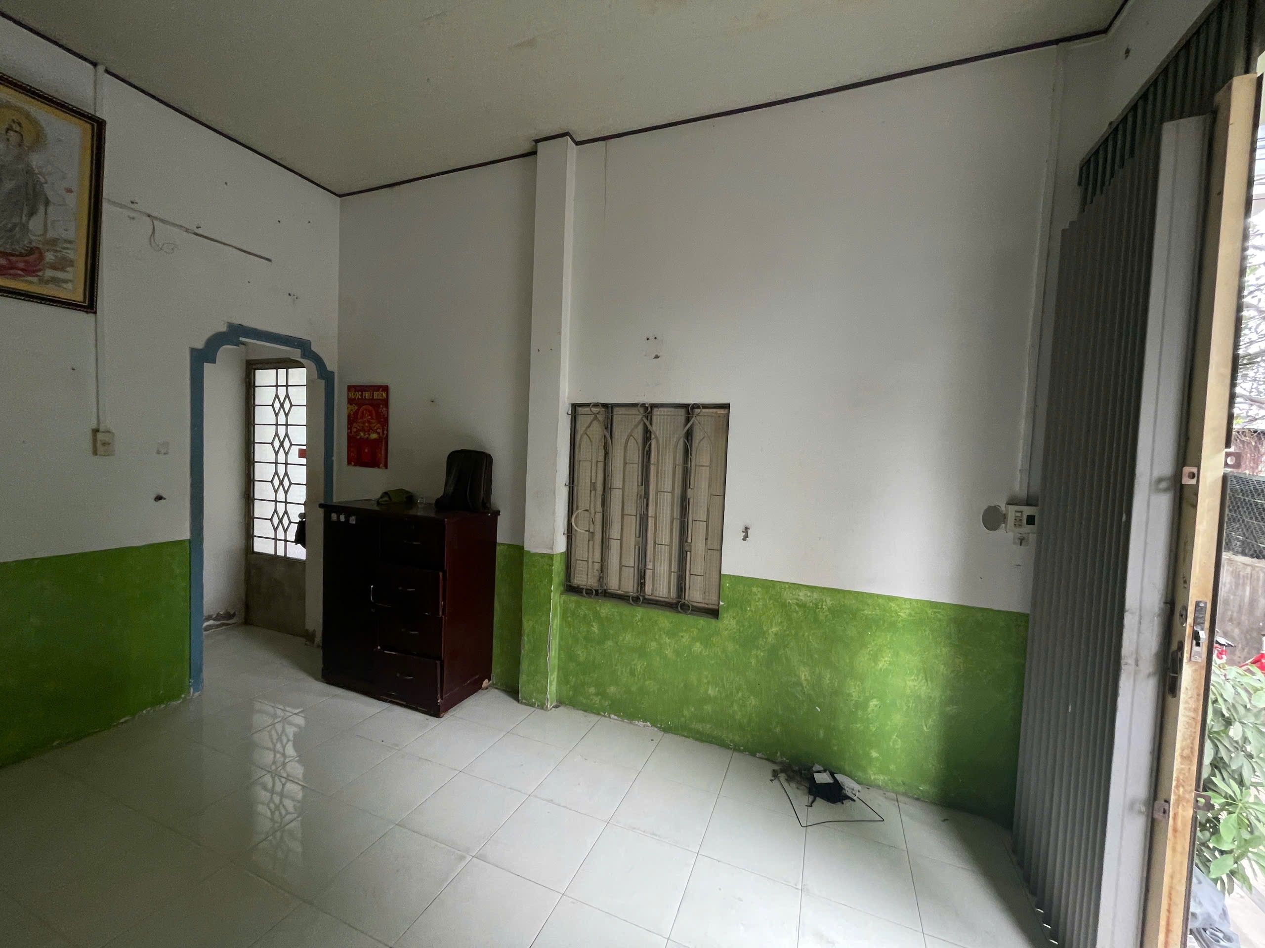nhà 1 trệt , 1 lầu góc 2 mặt tiền gân chợ , trường , bệnh viện . cách biển 1km . diện tích 28 m2 2