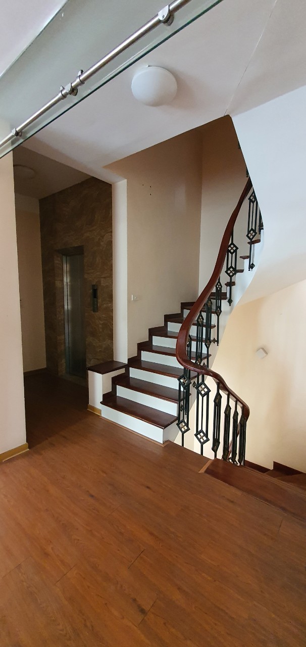 Nhà mình cho thuê nhà hai cửa đi, mới, 99m2_ 4T; vỉa hè, Duy Tân-28 Tr 2