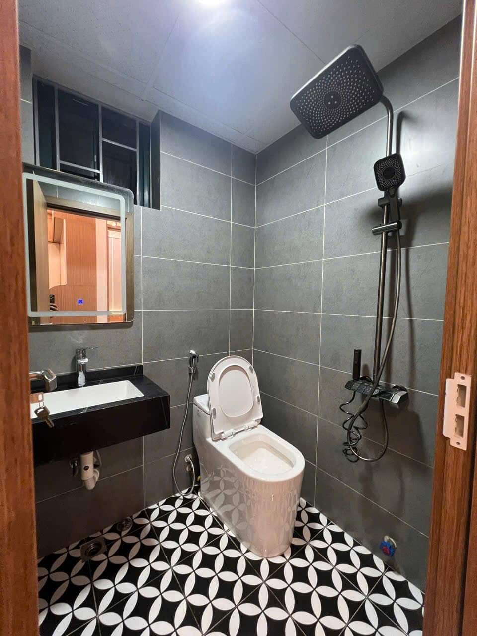 Cho thuê nhà hai mặt tiền, 105m2_ 5T; vỉa hè, Nguyễn Khánh Toàn-28 Tr 3