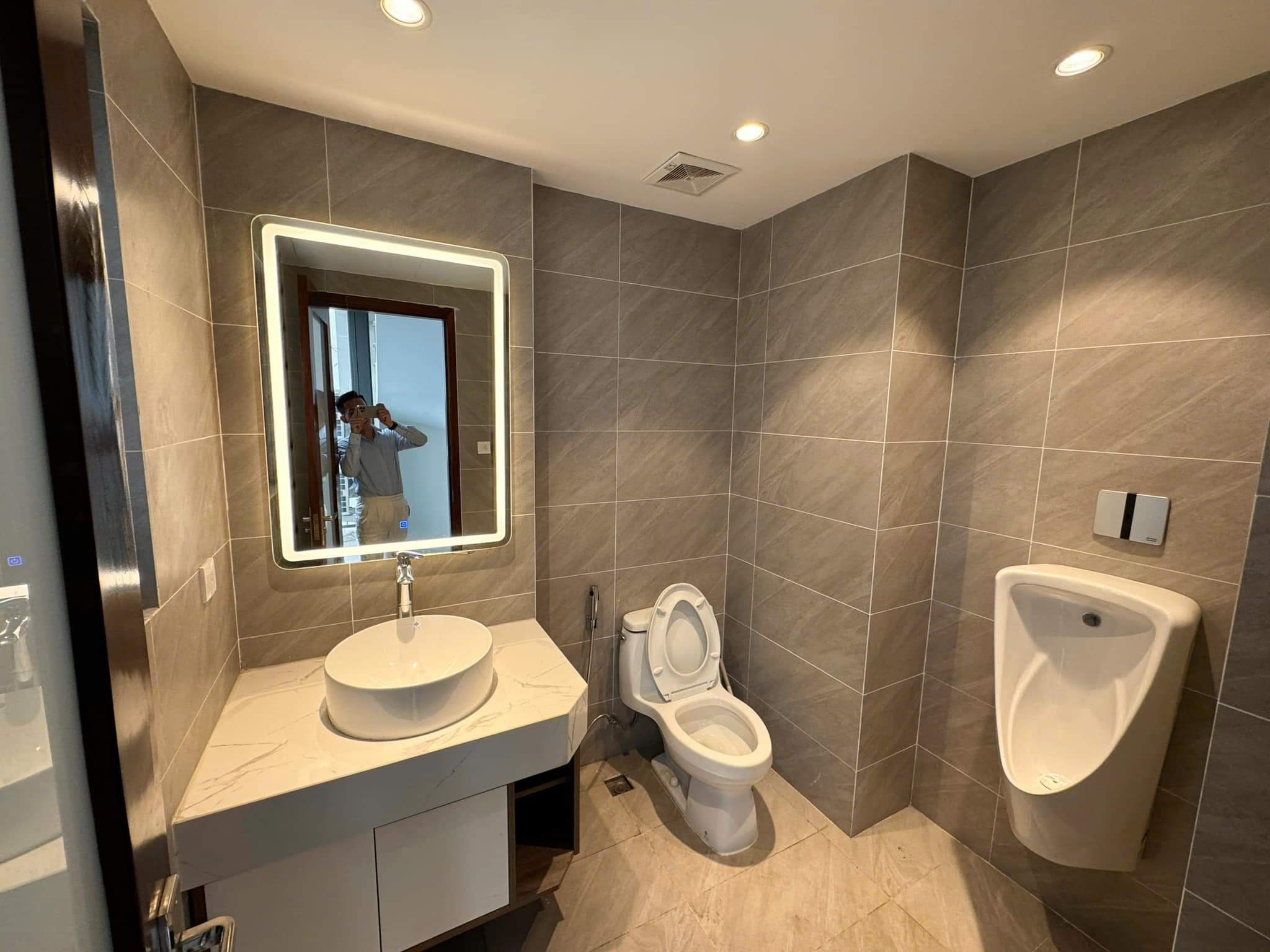 Nhà tôi Cho thuê Nhà căn góc, mới, Thái Thịnh; vỉa hè 108m2* 4T- 30 Tr 2