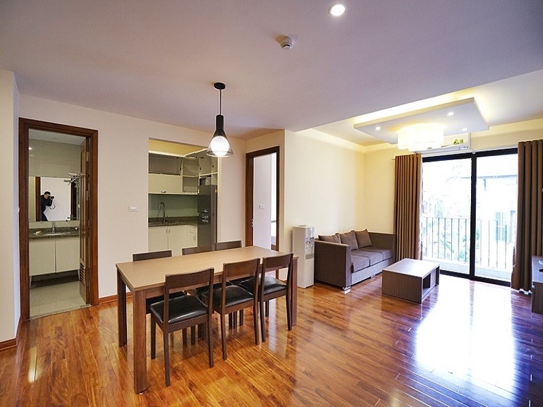 Cho thuê căn hộ rộng 100m2, 2PN tại Tô Ngọc Vân, Tây Hồ, đủ đồ đẹp, hiện đại