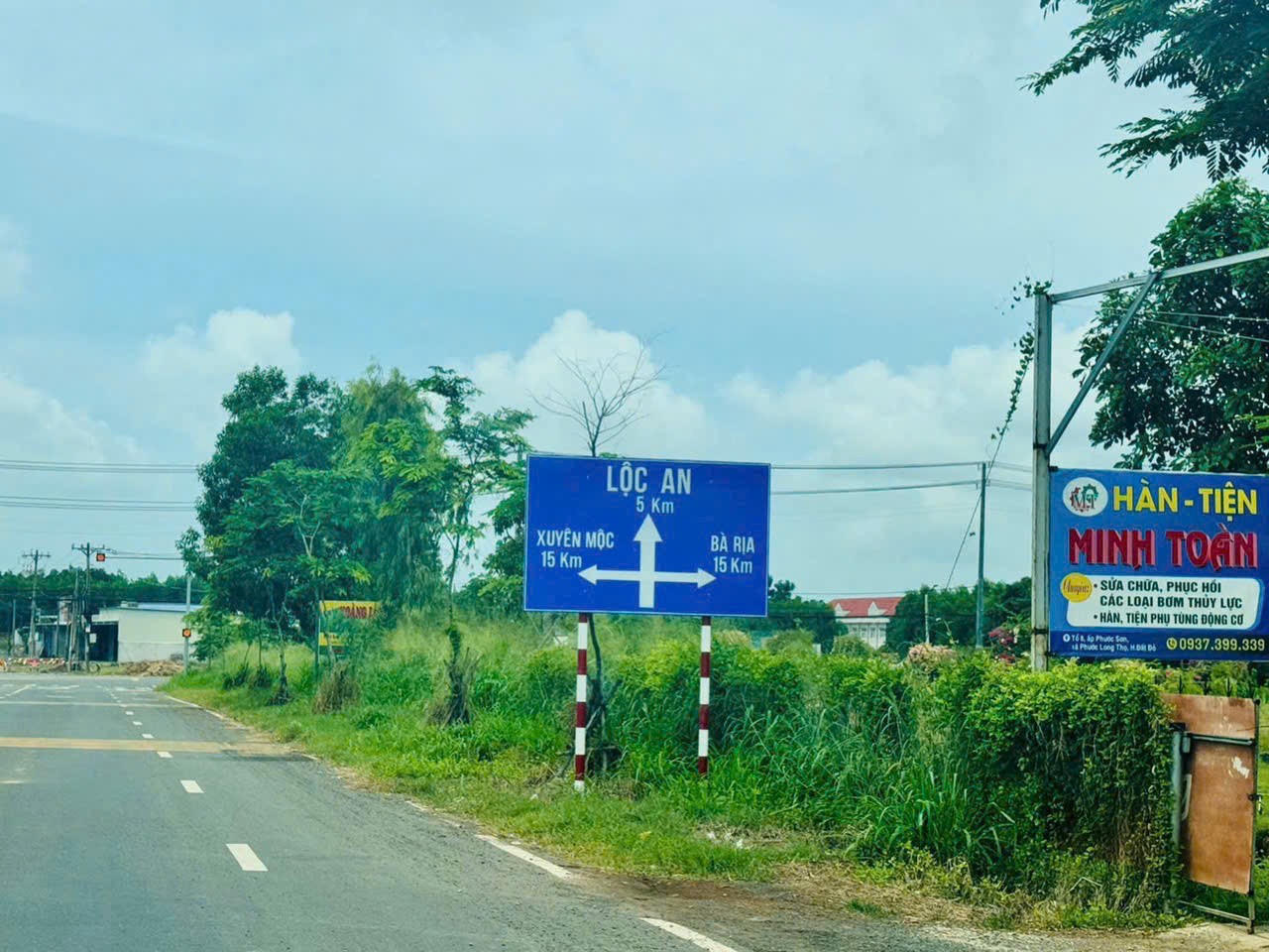 CẦN BÁN GẤP LÔ ĐẤT MẶT TIỀN ĐẤT ĐỎ 3