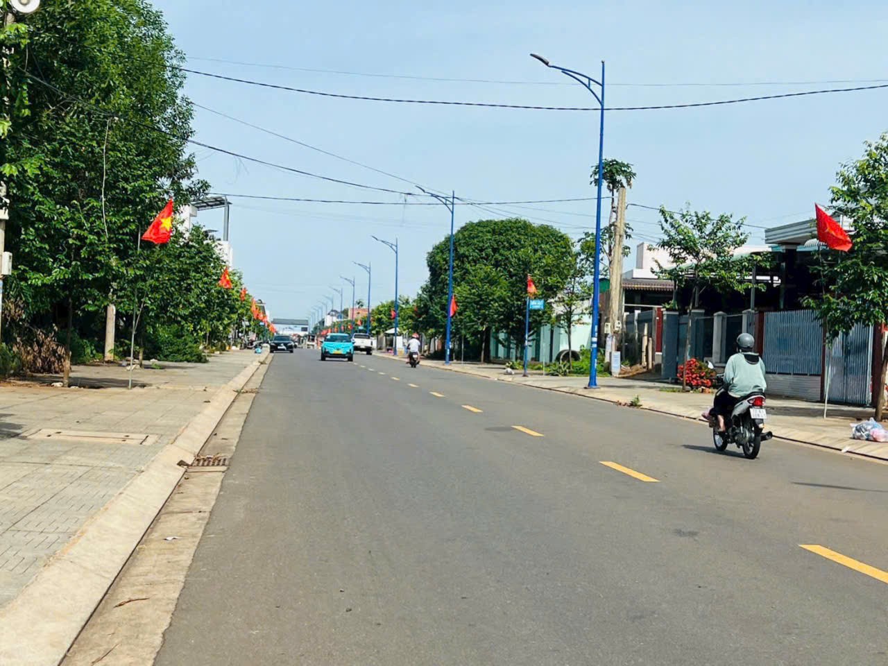 HÀNG NGỘP – BÁN GẤP MẶT TIỀN TRUNG TÂM ĐẤT ĐỎ