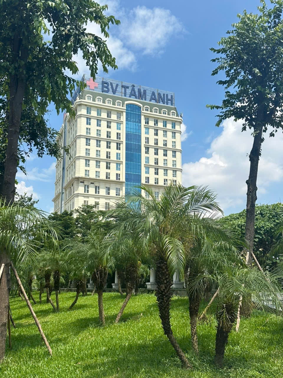 Cần bán Nhà mặt tiền đường Hồng Tiến, Phường Bồ Đề, Diện tích 162m², Giá 69 Tỷ