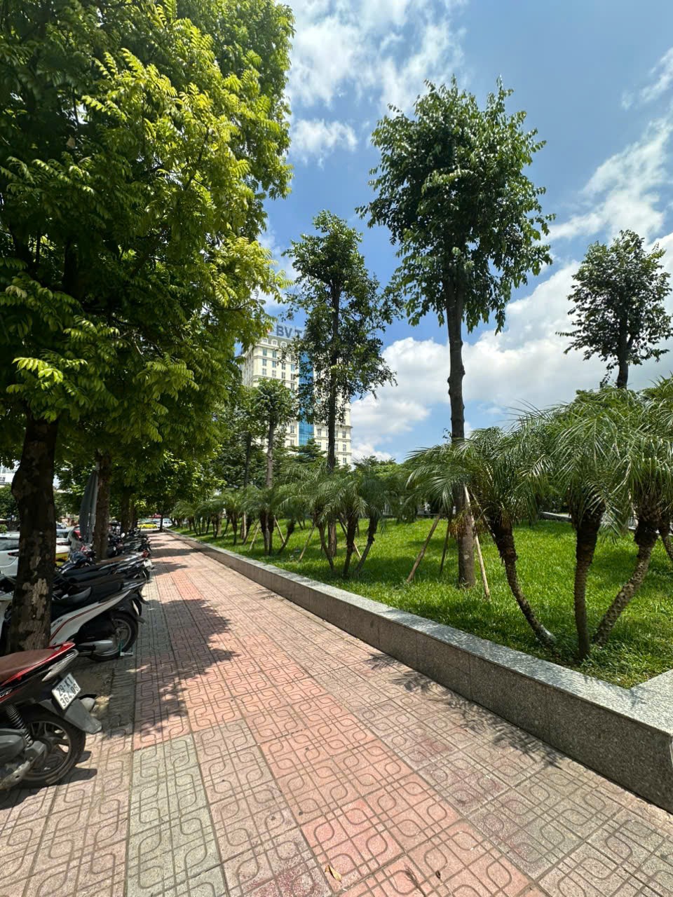 Cần bán Nhà mặt tiền đường Hồng Tiến, Phường Bồ Đề, Diện tích 162m², Giá 69 Tỷ 4