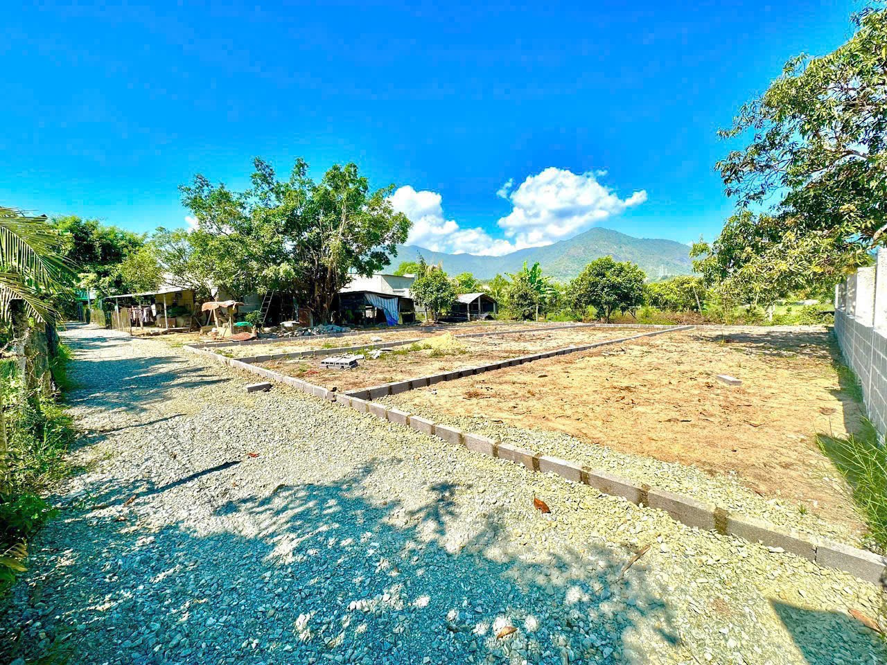 Đất full thổ cư , đường ô tô tận nơi giá rẻ . diện tích 130 m2