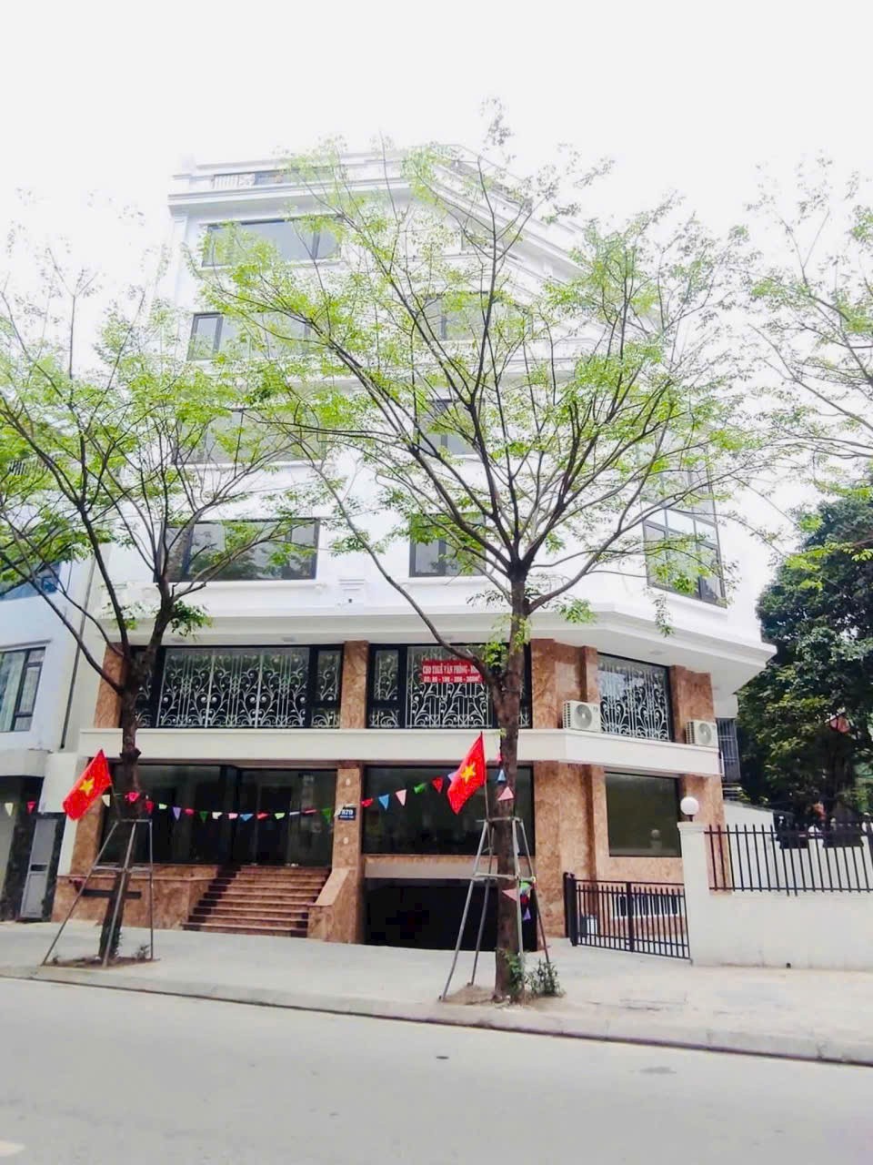 TOÀ VĂN PHÒNG  HẠNG A MẶT PHỐ  PHẠM VĂN ĐỒNG - LÔ GÓC, VỈA HÈ Ô TÔ TRÁNH, KINH DOANH - PCCC,